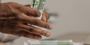Gros Plan D'une Personne Comptant De L'argent