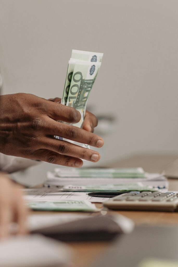 Gros Plan D'une Personne Comptant De L'argent