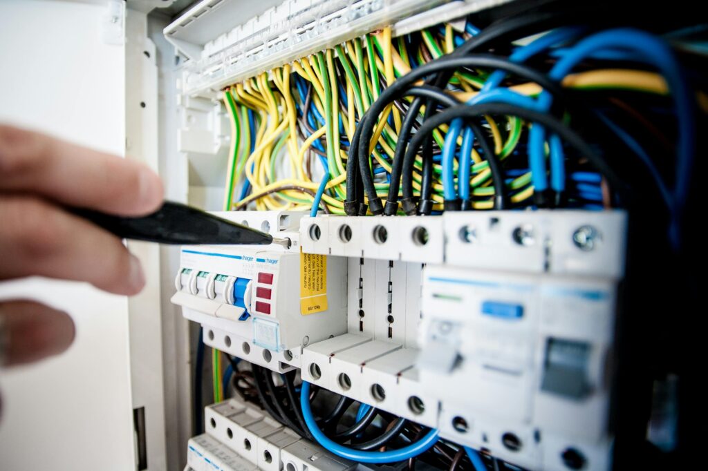 Électricien Fixant Un Standard Ouvert