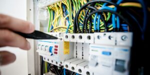 Électricien Fixant Un Standard Ouvert