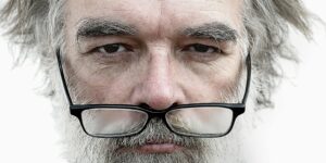 Homme Portant Des Lunettes Encadrées Noires