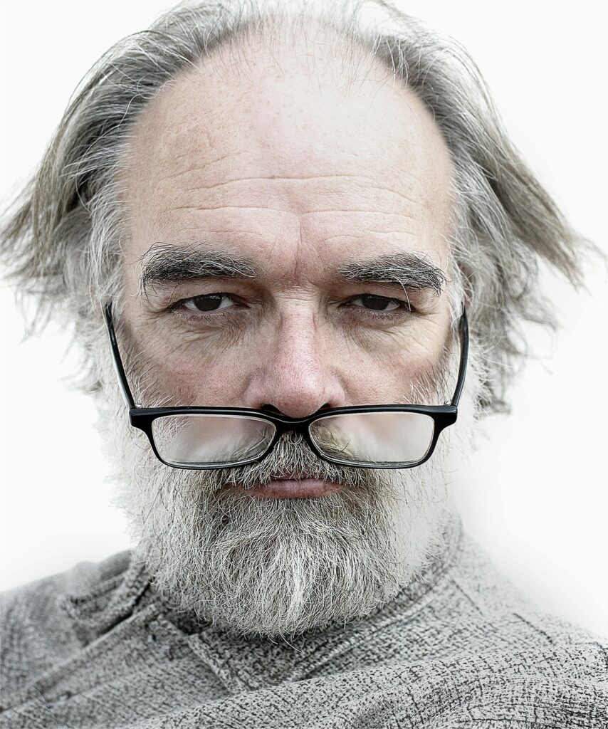 Homme Portant Des Lunettes Encadrées Noires