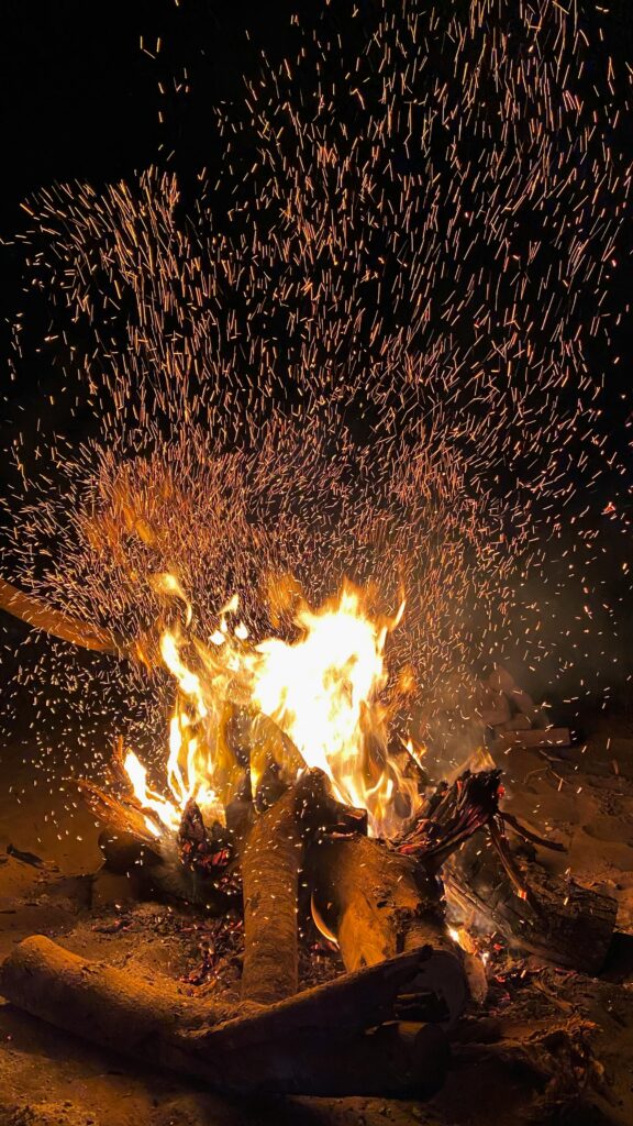 Un Feu De Camp Captivant Avec Des étincelles Vibrantes La Nuit
